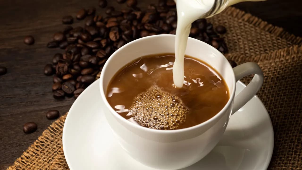 Jakie mleko do kawy z ekspresu zapewnia najlepszą piankę i smak?