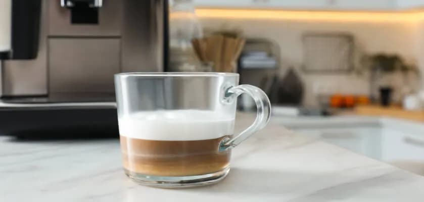 Dlaczego nie spienia mleka w ekspresie do kawy? Oto najczęstsze przyczyny