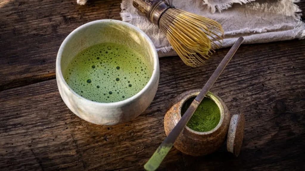 Czy matcha to zielona herbata? Odkryj różnice i korzyści zdrowotne
