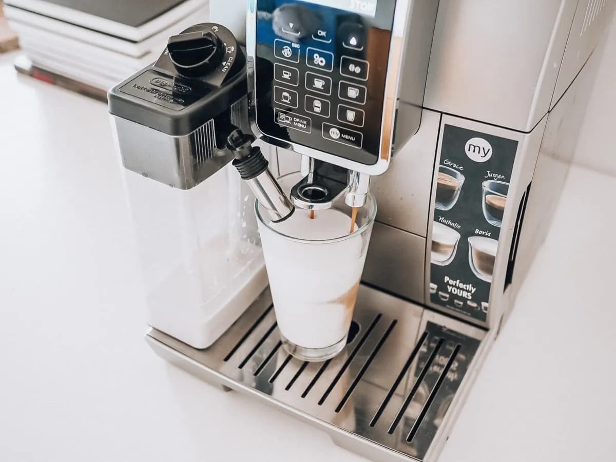 Jak wyczyścić ekspres do kawy De’Longhi, aby uniknąć awarii i smaku kawy