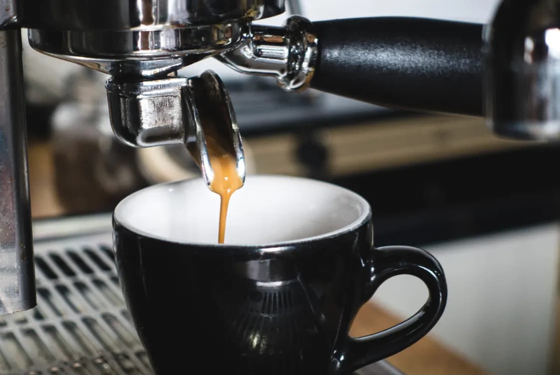 Ile kawy wsypać do ekspresu ciśnieniowego, aby uzyskać idealne espresso?