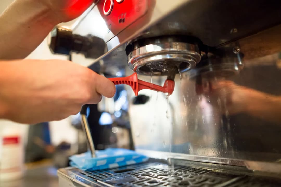 Jak myć ekspres do kawy, by uniknąć pleśni i poprawić smak kawy